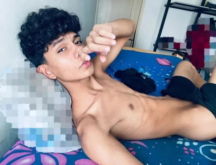 PRETTY_LOVERS1's Offline XXX Chat