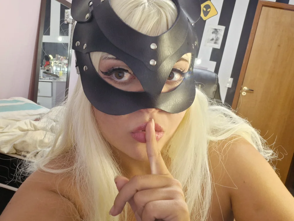 Beatrice_666's Offline Chat Room