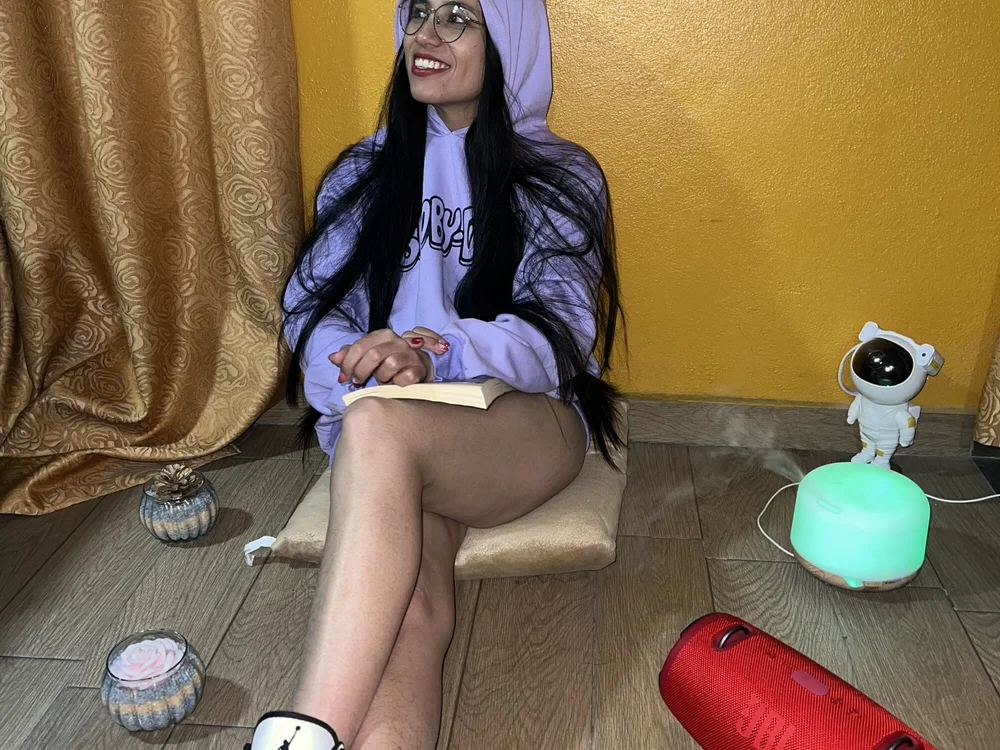Catalina_Lewis' Offline Chat Room