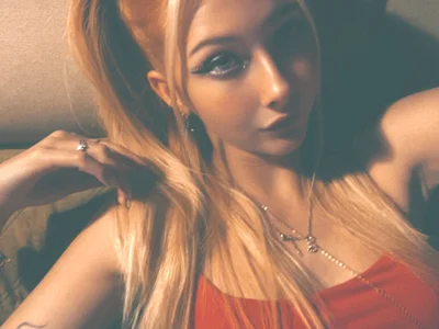 EmilySwann_ Female Hungarian Live Cam Strip