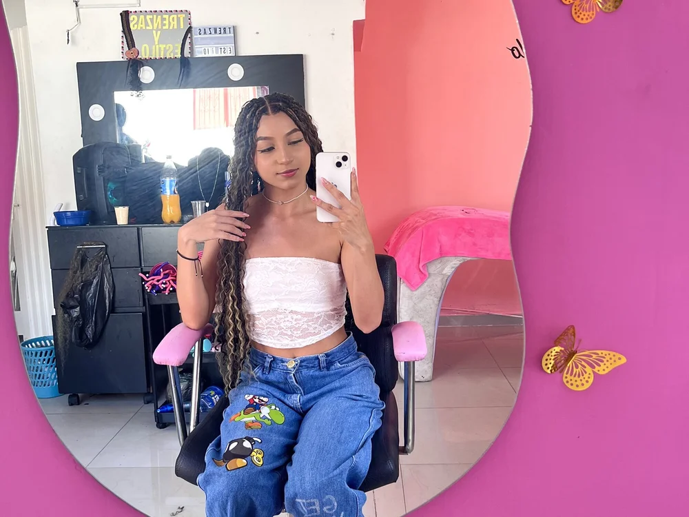 ChanelValentine's Offline Chat Room