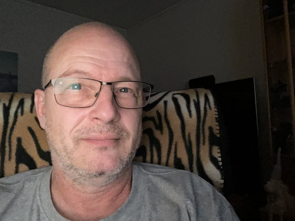 oldmenyoungergirl offline chatrum