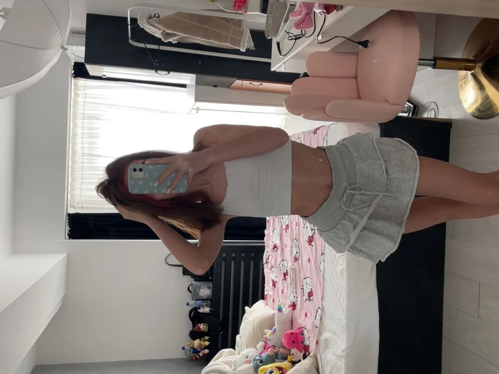 Emma_Tiny69's Offline XXX Chat