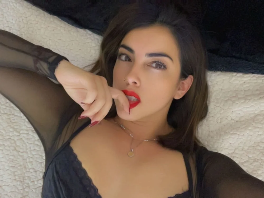 Alessa__Gold Adlı Modelin Çevrimdışı XXX Sohbeti