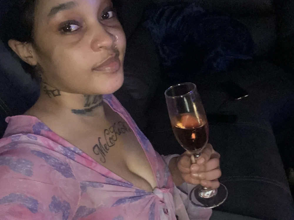 Nicki_average's Offline Chat Room