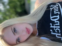 blondeGia143 live cam profile - MySuperHot
