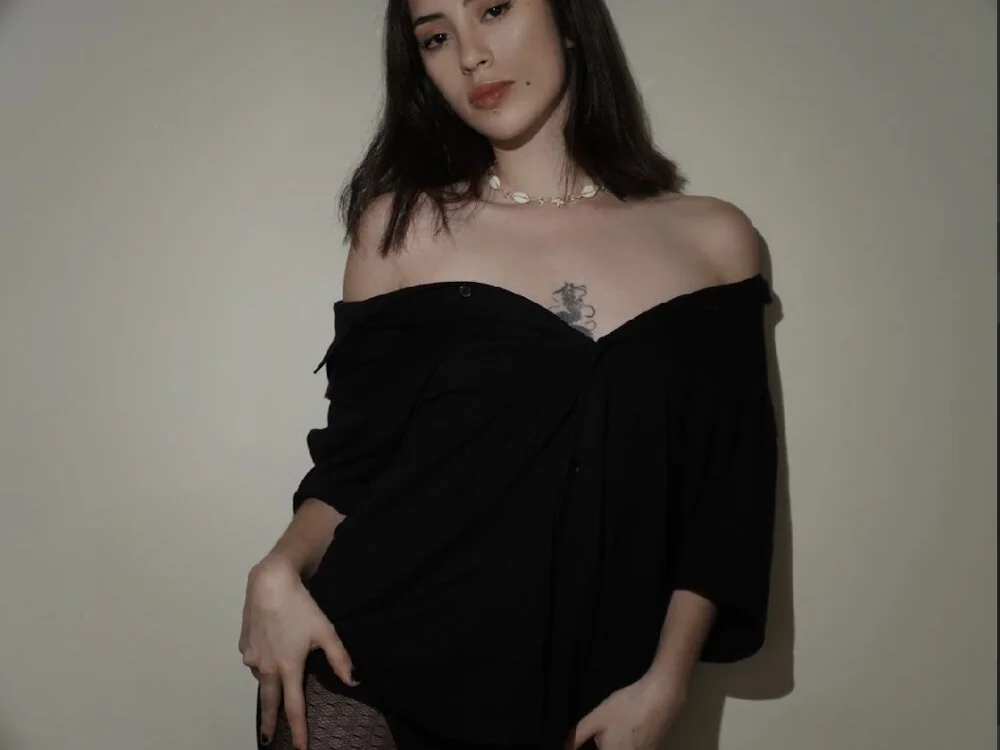 Catyloves Adlı Modelin Çevrimdışı XXX Sohbeti