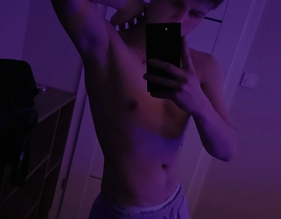 Hottie-James01 離線 XXX 聊天