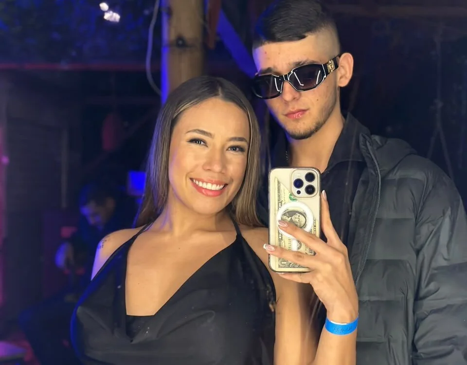 חדר צ'אט לא מקוון של AddictiveCouple1