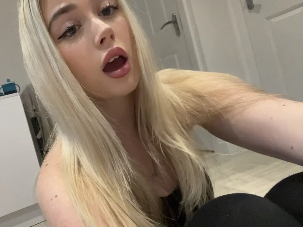 PrincessBrooke21's Offline Chat Room