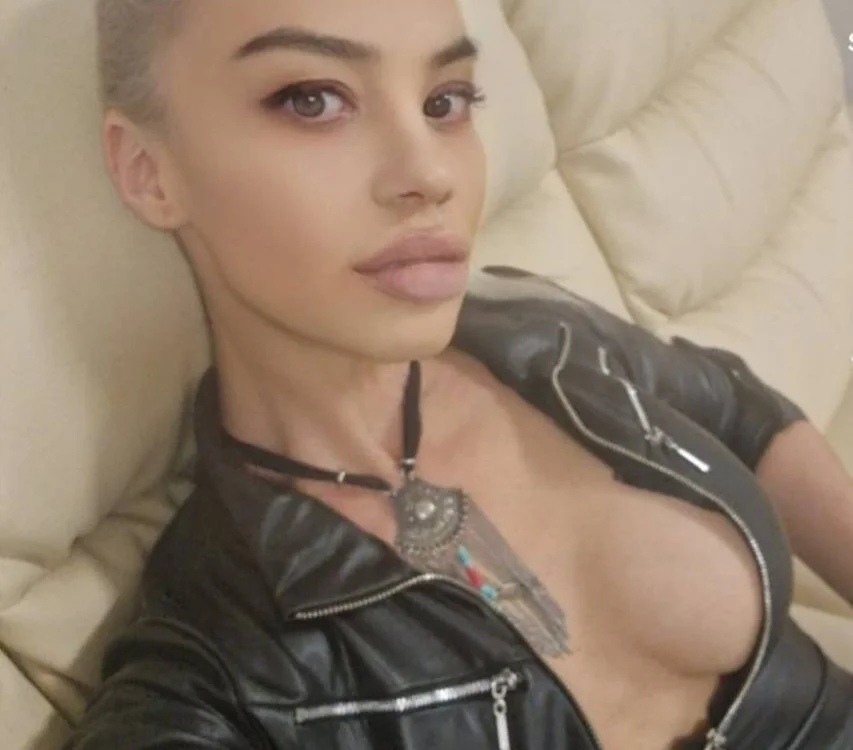 ChantalBenz's Offline Chat Room