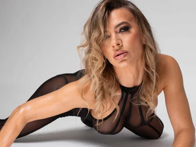 QuenMonicaUK offline XXX-chat