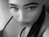 Model Amandious