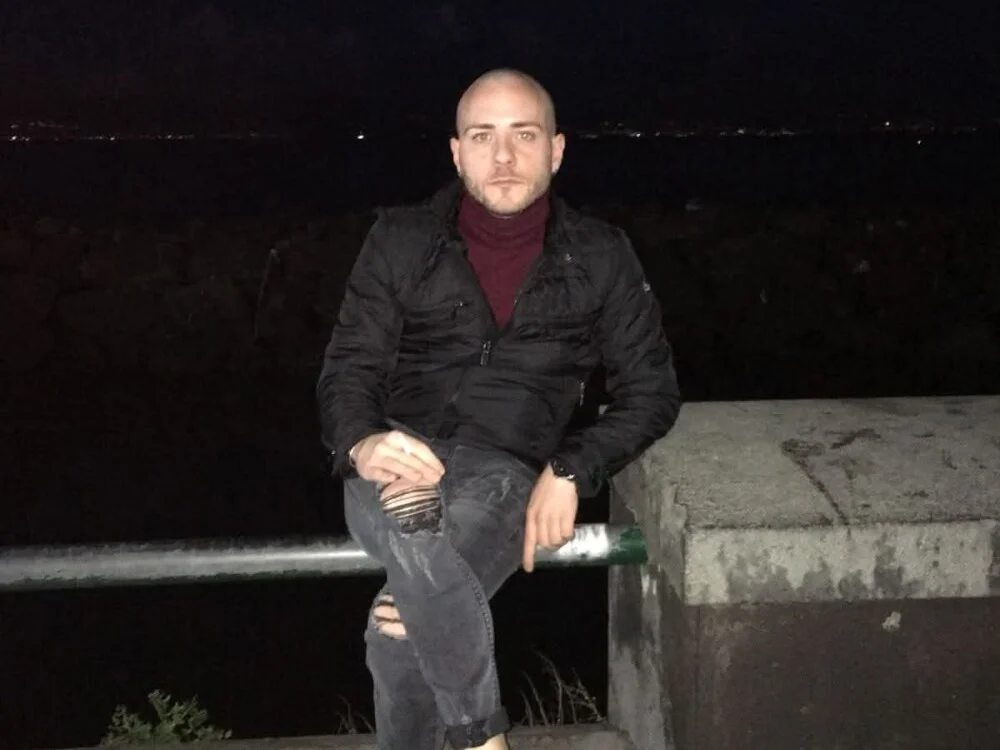 Baldassarre1990 Offline XXX-Chat