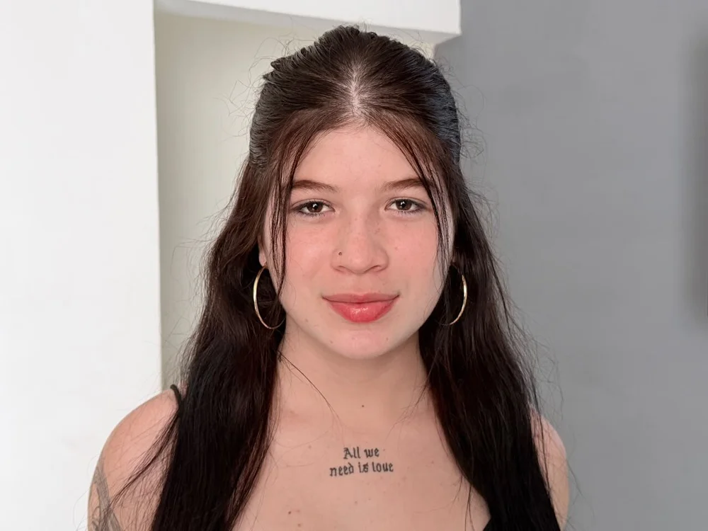 Brittany_Laurent's Offline Chat Room