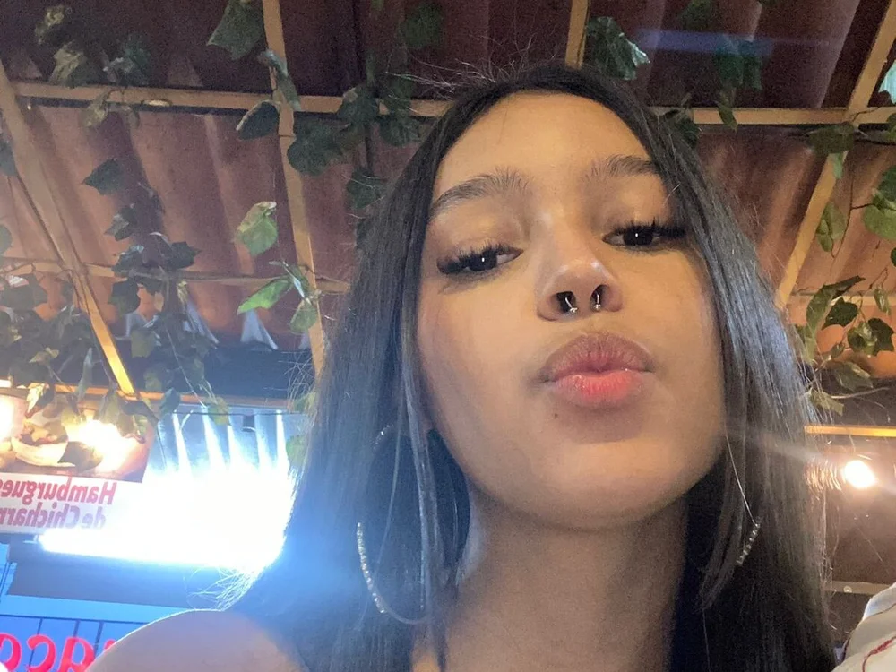 Chat +18 de Amara_Mercer ao vivo