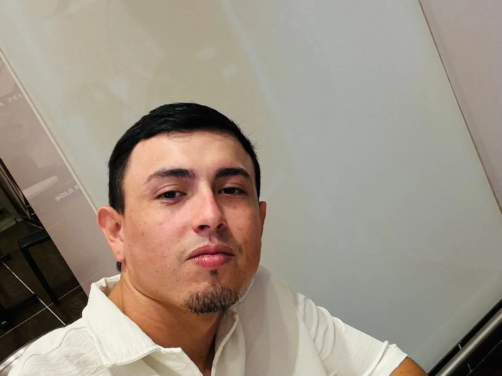 Sebascabro777's Offline Chat Room