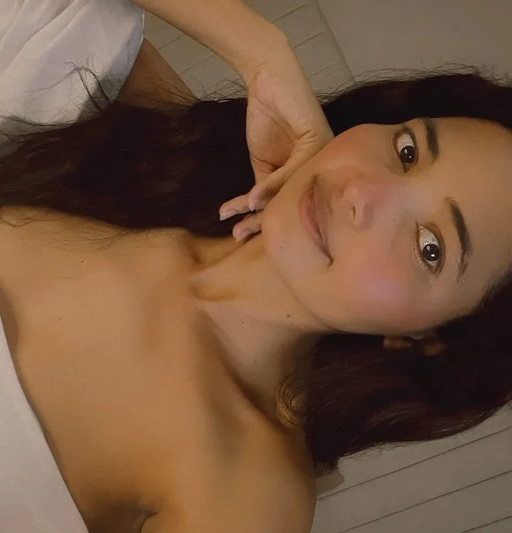 Elayha_28 অফলাইন XXX চ্যাট