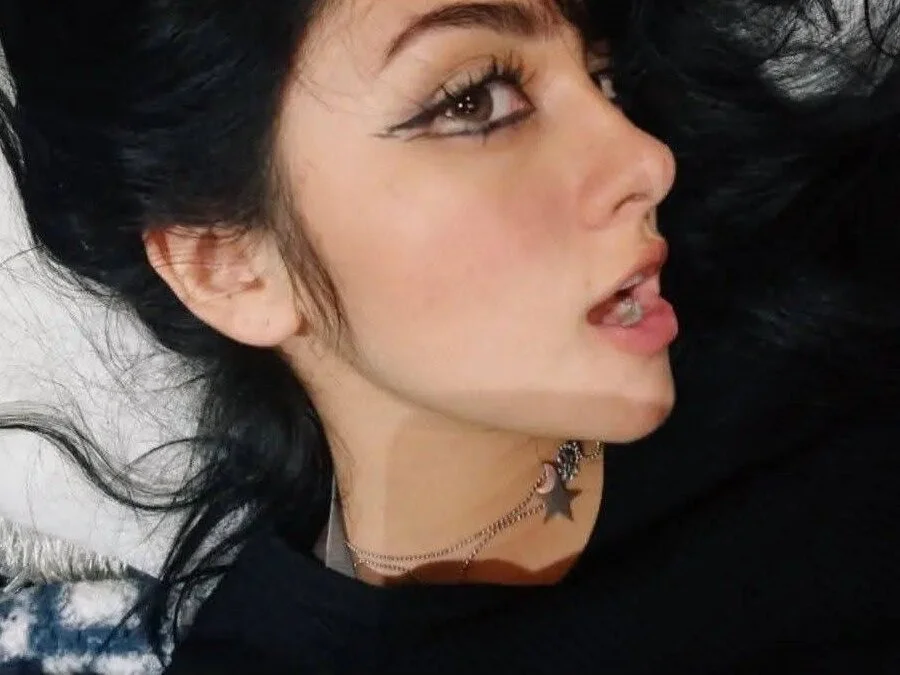 Cassie_and_Jonah's Offline XXX Chat