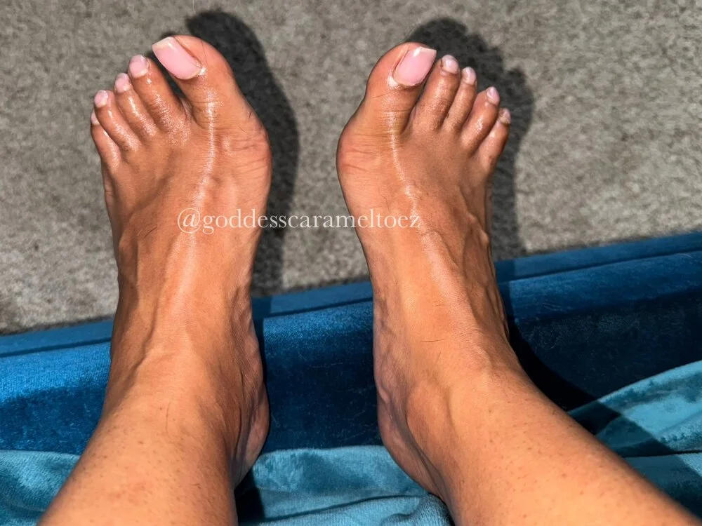 GoddessCaramelToez's Offline XXX Chat