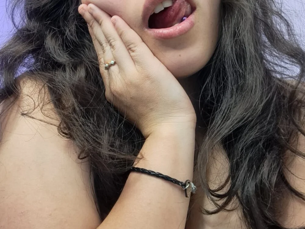 Tinny18_'s Offline XXX Chat