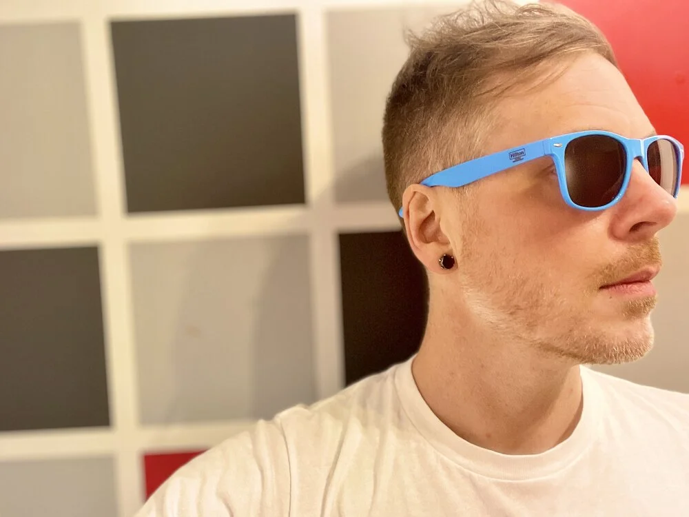 SilentLukas Offline XXX-chat