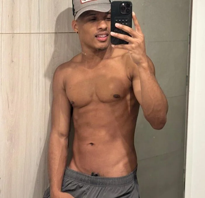 jake_brownn1 離線 XXX 聊天