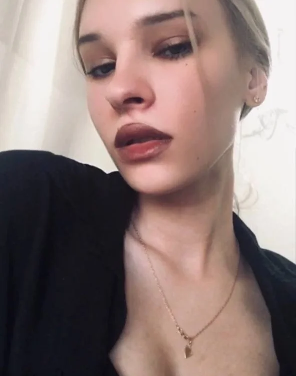 CarrieHillf's Offline Chat Room
