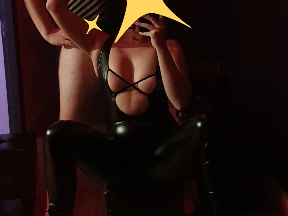 Cuple_Pleasure Adlı Modelin Çevrimdışı XXX Sohbeti