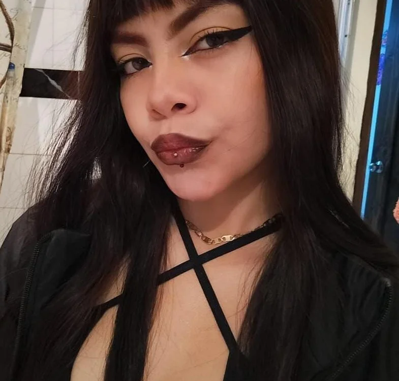 Zara17_ef's Offline XXX Chat