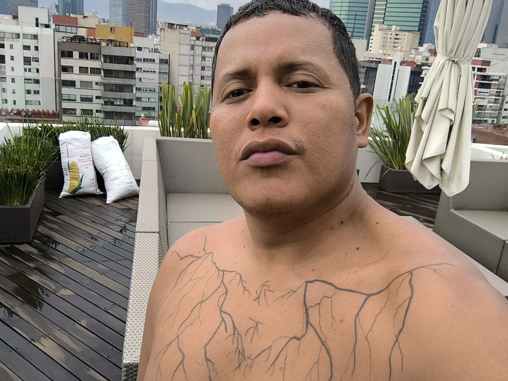 Moreno692389's Offline Chat Room