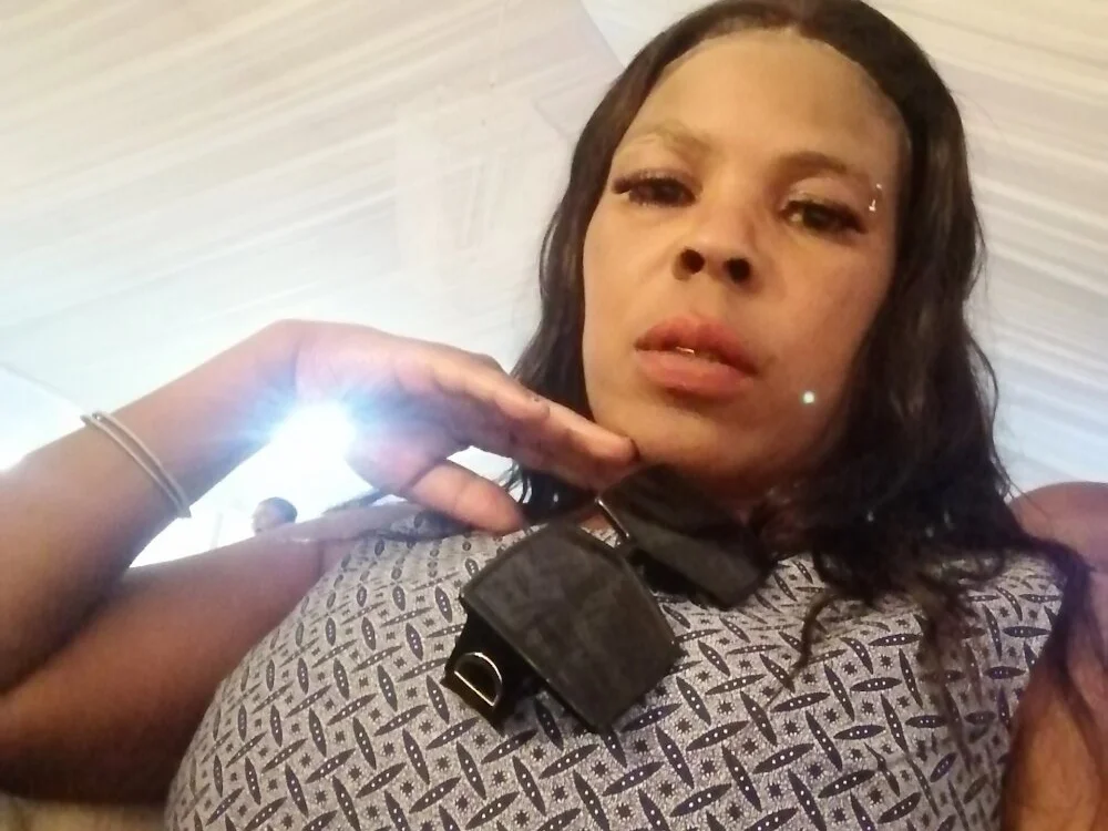 SexyEbonyQueen Adlı Modelin Çevrimdışı XXX Sohbeti