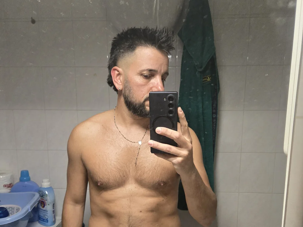 SexyItalian10's Offline XXX Chat