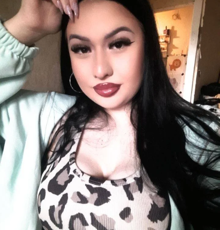Eva_Moris Adlı Modelin Çevrimdışı Sohbet Odası