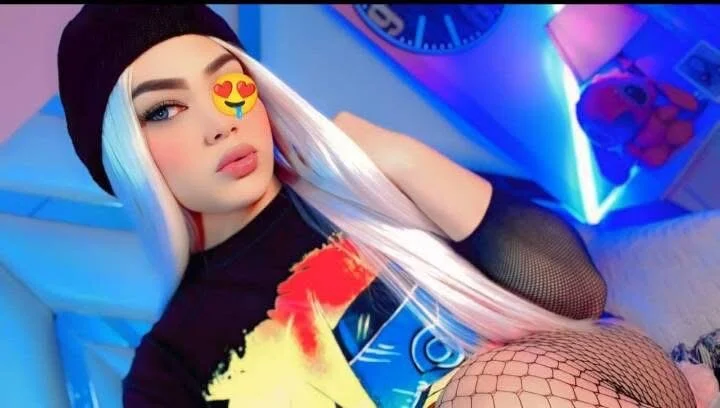 Mia-Isabella69's Offline Chat Room