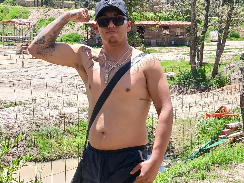 sonofgod19 offline XXX-chatje