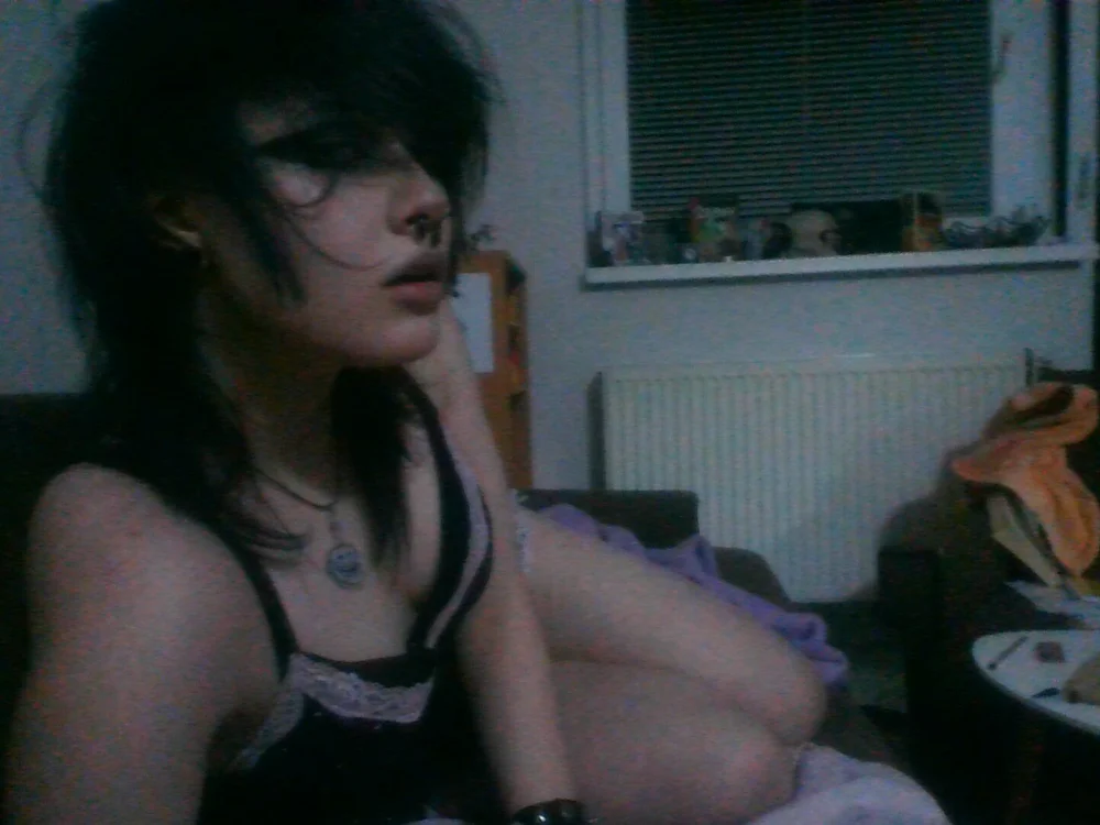 gothslits' Offline Chat Room