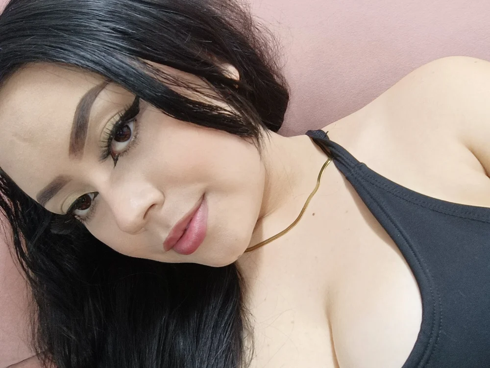 nicole_busty_'s Offline XXX Chat