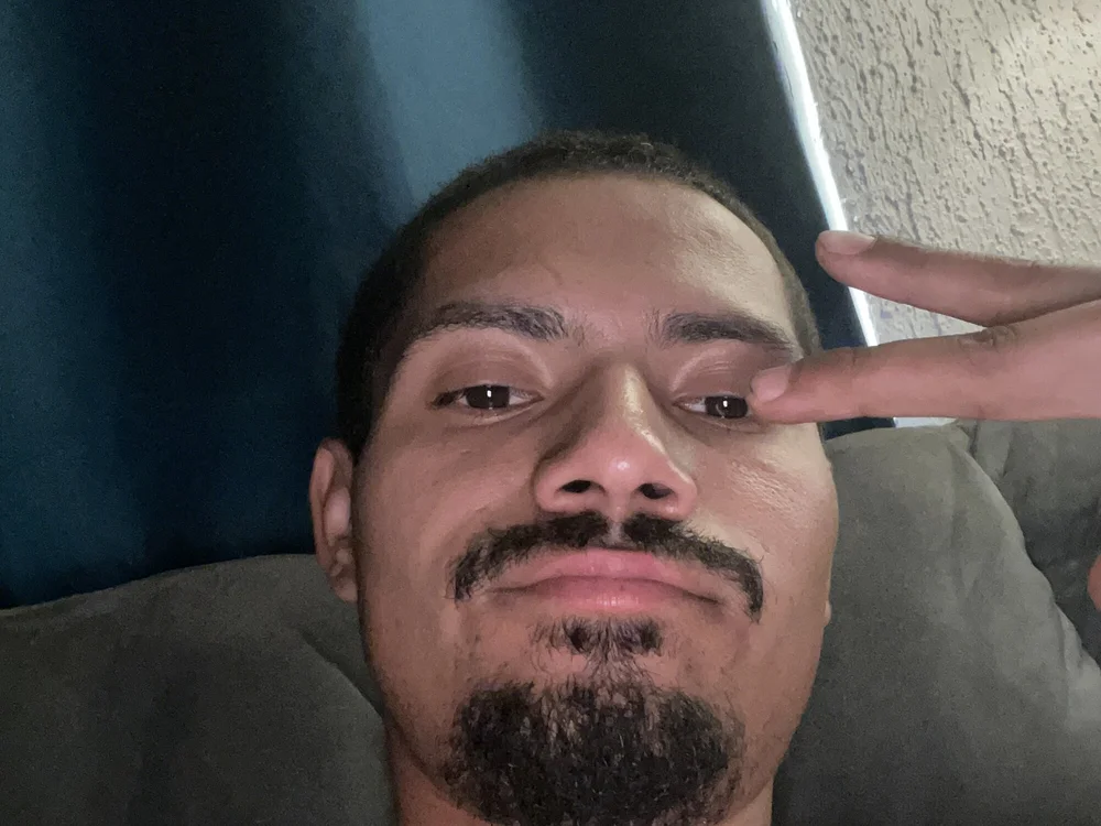 Edsson_21's Offline Chat Room