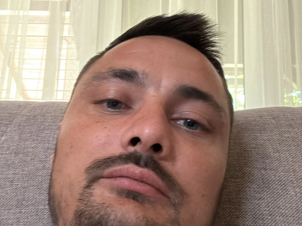 maxii24's Offline Chat Room
