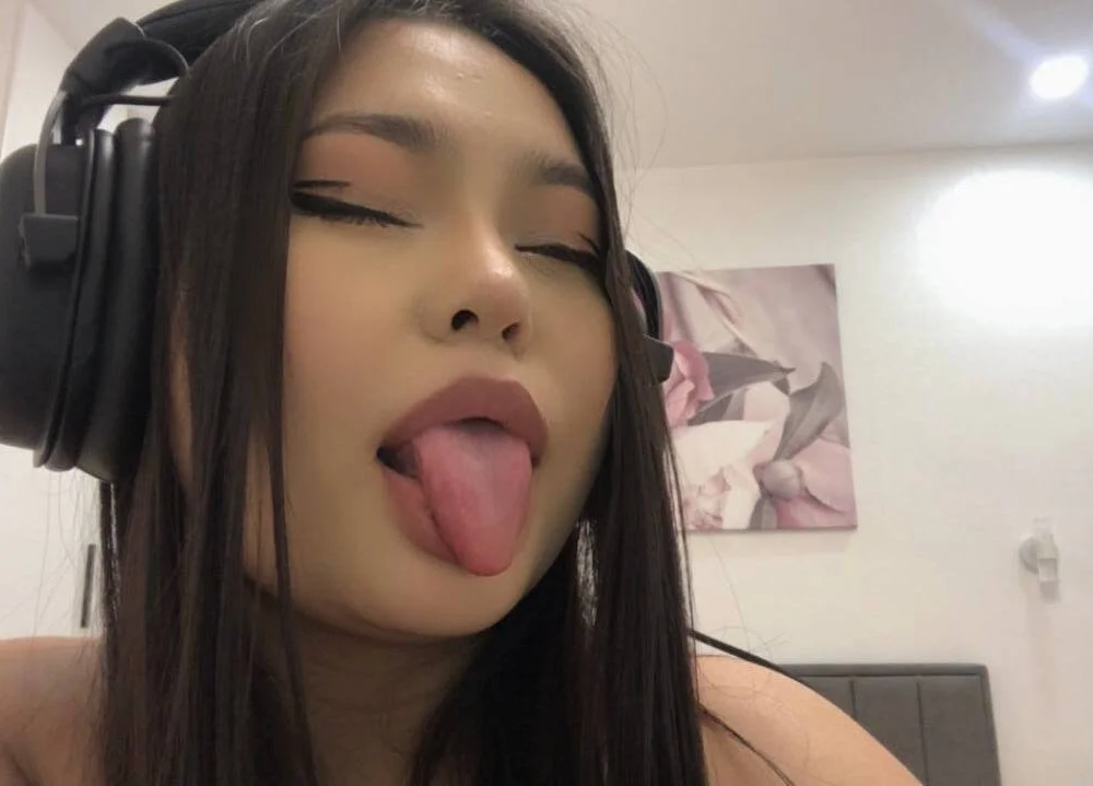 holly_lily's Offline XXX Chat