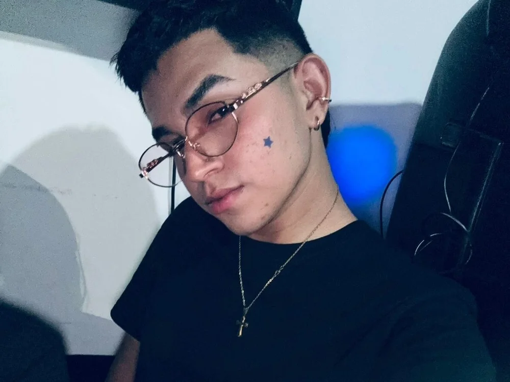 Dave_333 Adlı Modelin Çevrimdışı Sohbet Odası