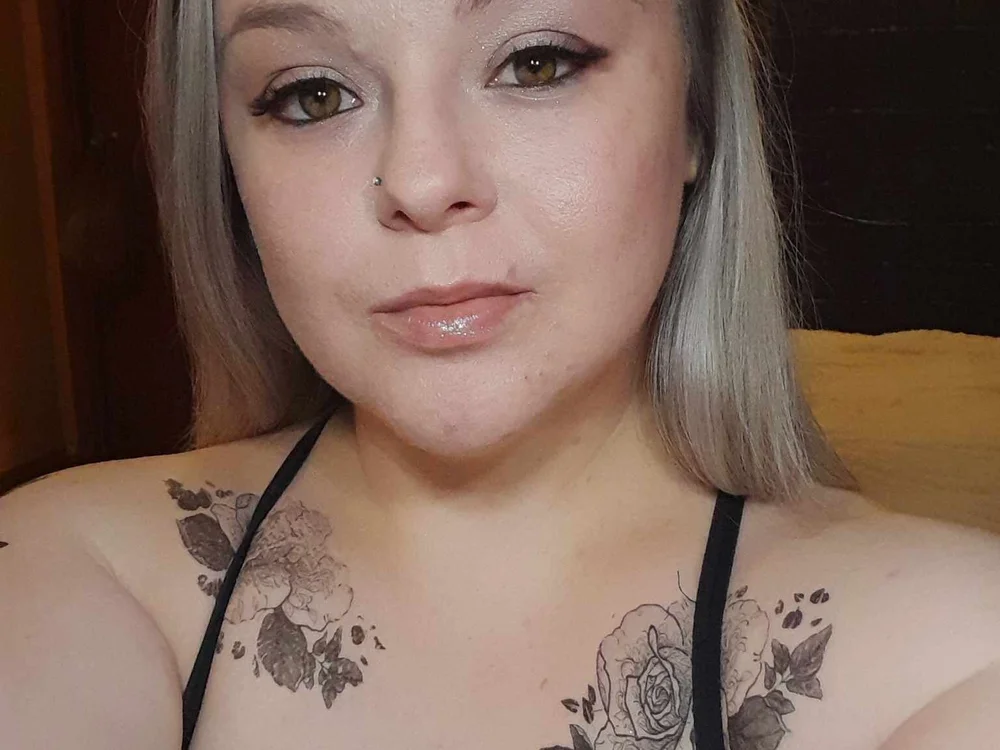 queenb9876's Offline Chat Room