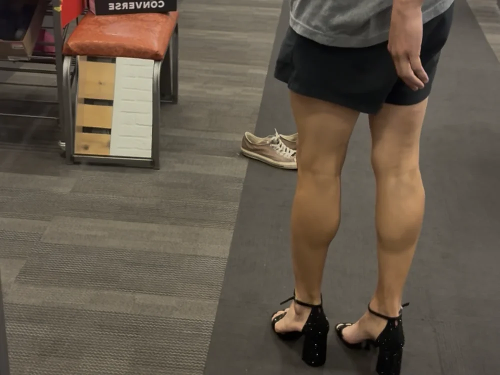 Yoursissylexi: офлайн-секс-чат