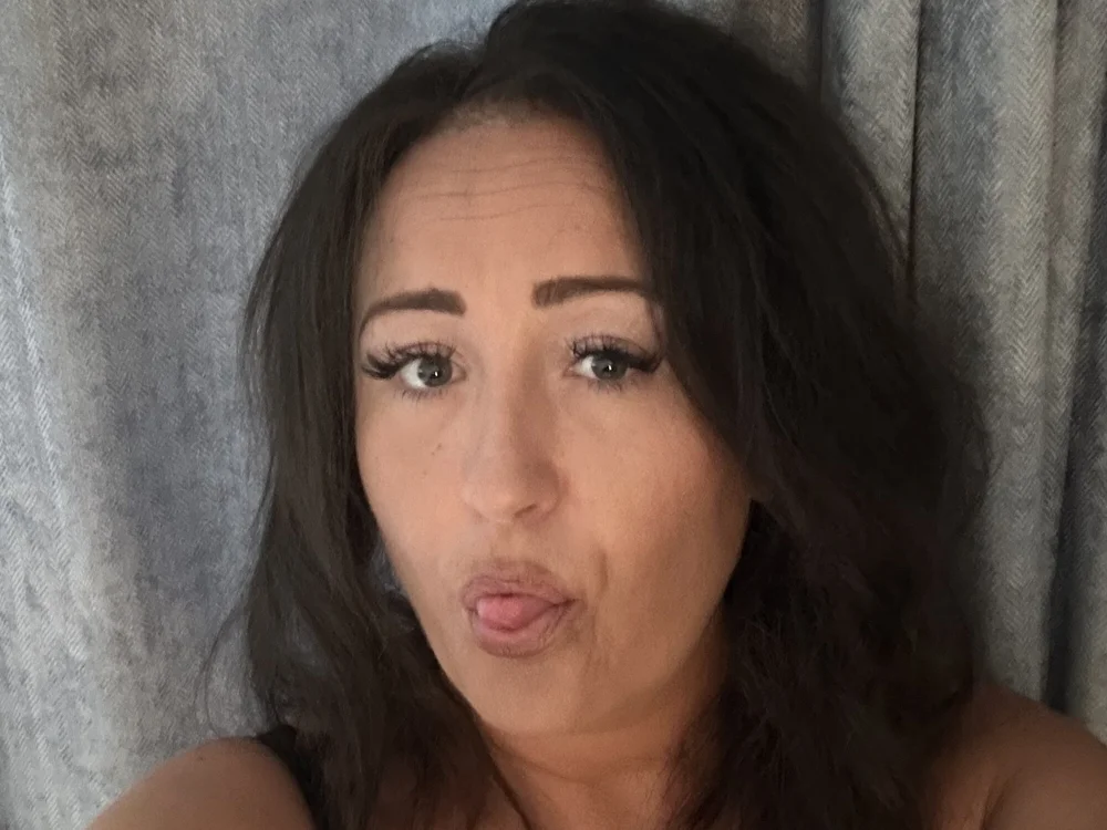 MissQueenBee-69's Offline Chat Room