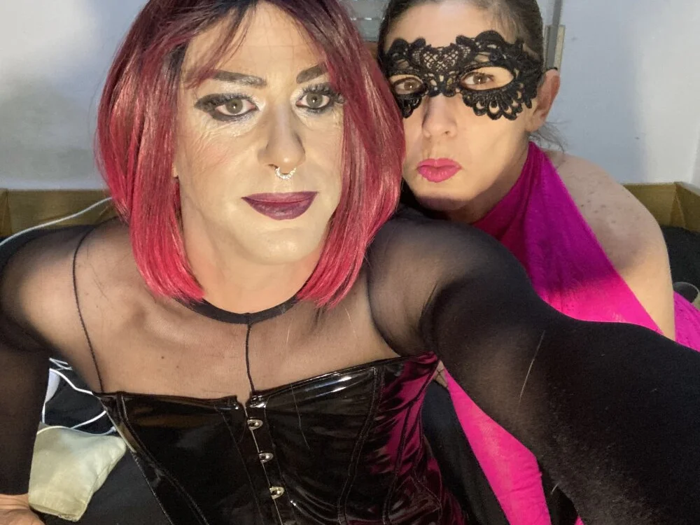 Nina-Holly's Offline XXX Chat