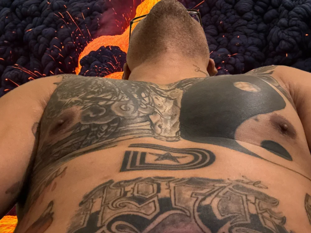 SlutUOut76's Offline Chat Room