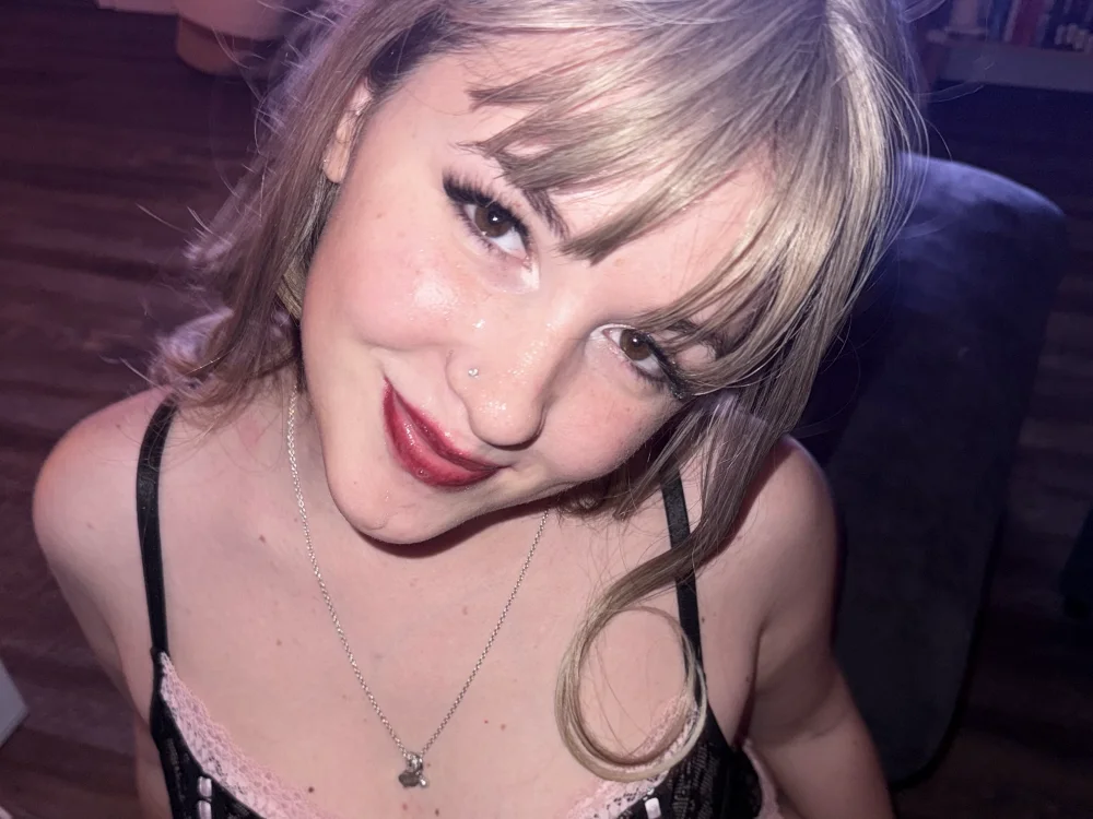 nextdoorlauren's Offline XXX Chat