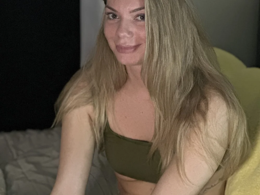 Madisonamber412's Offline Chat Room