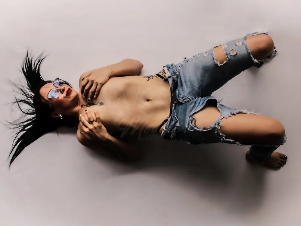 Elaanna_01's Offline XXX Chat